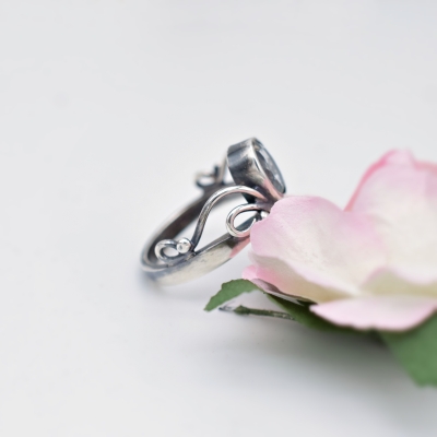 Elegancki Pierścionek z Jasnoniebieskim Kamieniem