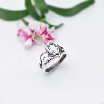 Elegancki Pierścionek z Jasnoniebieskim Kamieniem