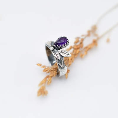 Pierścionek z Fioletowym Kamieniem