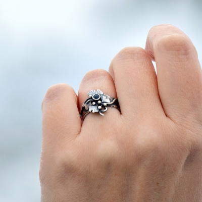 Pierścionek artystyczny z miłorzębem