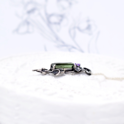 Tajemnica w Zieleni - Wisiorek z Wyjątkowym Perydotem