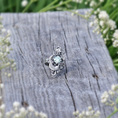 Pierścionek z Błękitnym Moissanitem