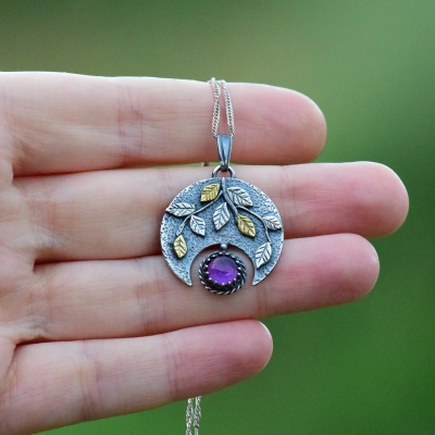 Lunula z Fioletowym Kamieniem