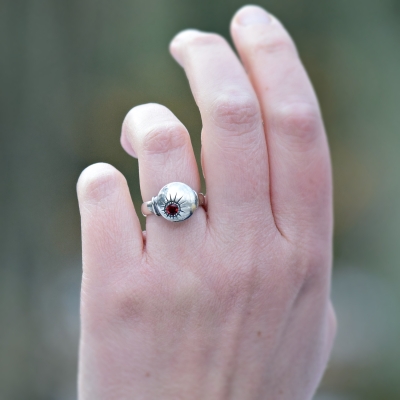 Klasyczny Pierścionek z Kamieniem