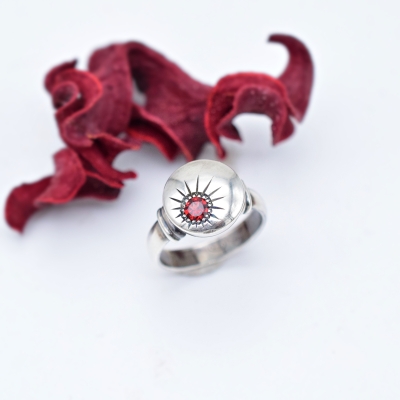 Kobiecy i Elegancki Pierścionek z Czerownym Kamieniem