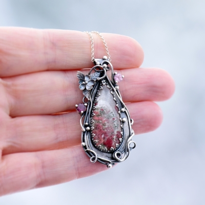 Srebrny Wisiorek z Kwarcem Ogrodowym i Kwiatem