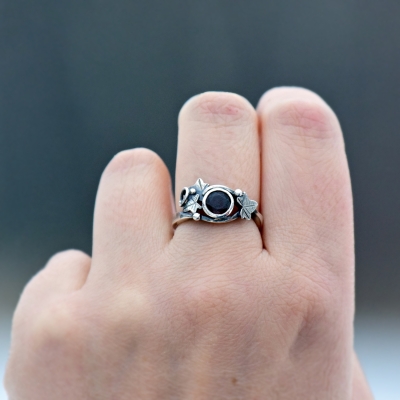 Pierścionek z Bluszczem i Granatem